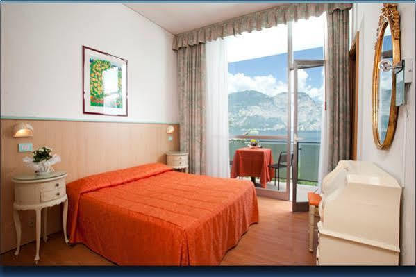 Hotel Residence Rely เบรนโซเน ซูล การ์ดา ภายนอก รูปภาพ